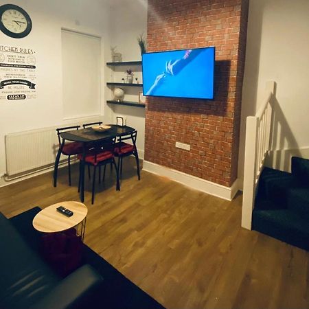 Large 4 Bedroom Home - Coventry City Centre Buitenkant foto